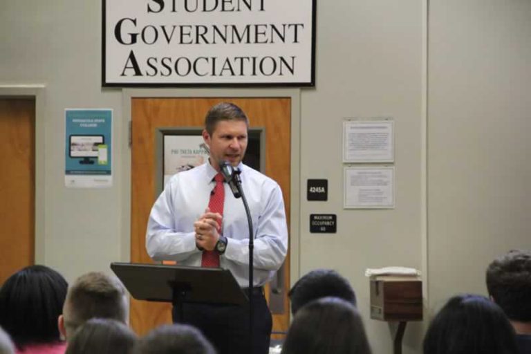 Navy SEAL turned author discusses life experiences and motivation with college students.