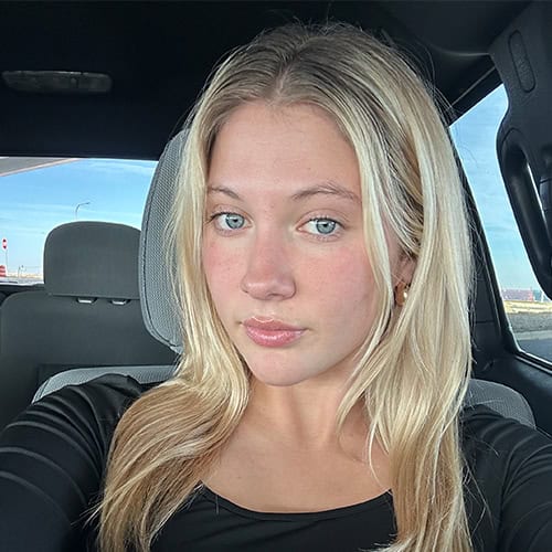 Lindsey Summer Moore – Higher Education Student at Pensacola State College Young woman with blonde hair and blue eyes in a car, representing student life at Pensacola State Co.