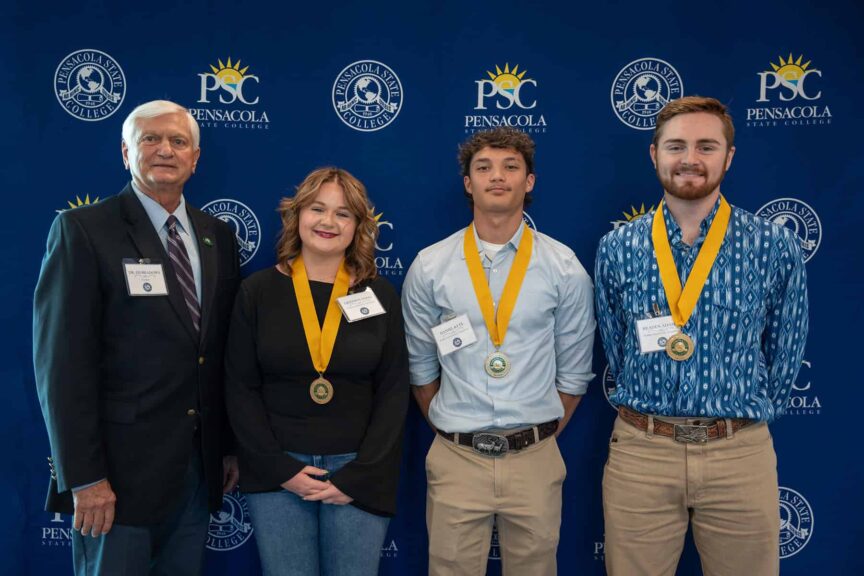 Decorative image of the Robinson Scholars.